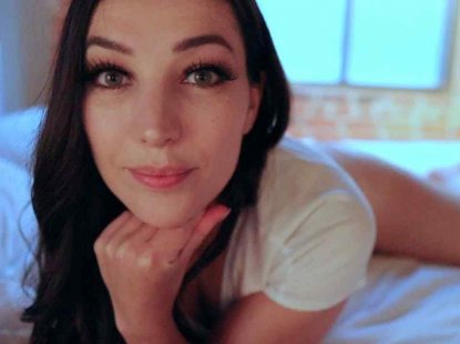 ASMR – 女朋友给你按摩，舔你的耳朵帮助你放松
